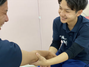 運動指導やストレッチなど、患者様と一緒に治療を進めていきます。